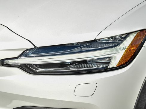 Used 2023 Volvo V60 B5 Cross Country Ultimate w/ Climate Package image 9