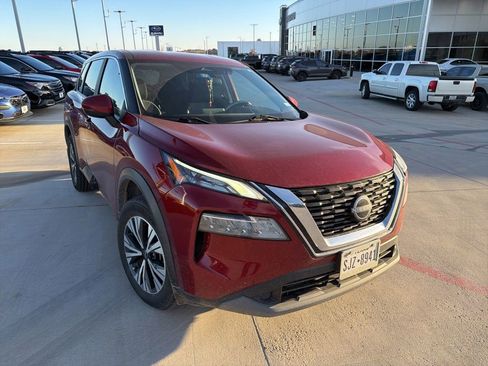 Used 2023 Nissan Rogue SV image 2