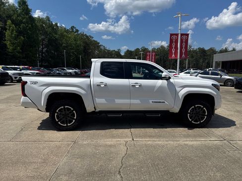 Used 2025 Toyota Tacoma TRD Sport AWD/4WD image 8