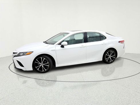 Used 2020 Toyota Camry SE w/ Sunroof Package image 2