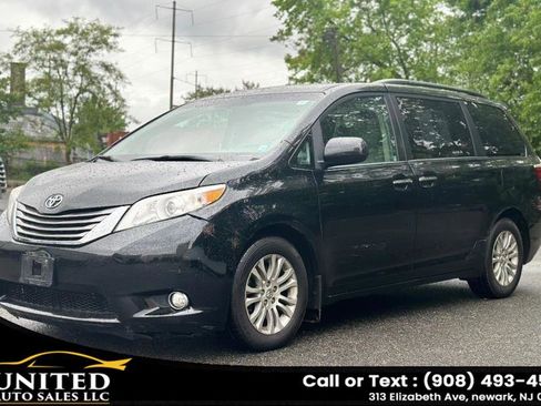 Used 2017 Toyota Sienna XLE FWD image 2