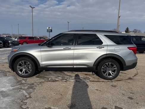 Used 2022 Ford Explorer XLT w/ Equipment Group 202A image 8