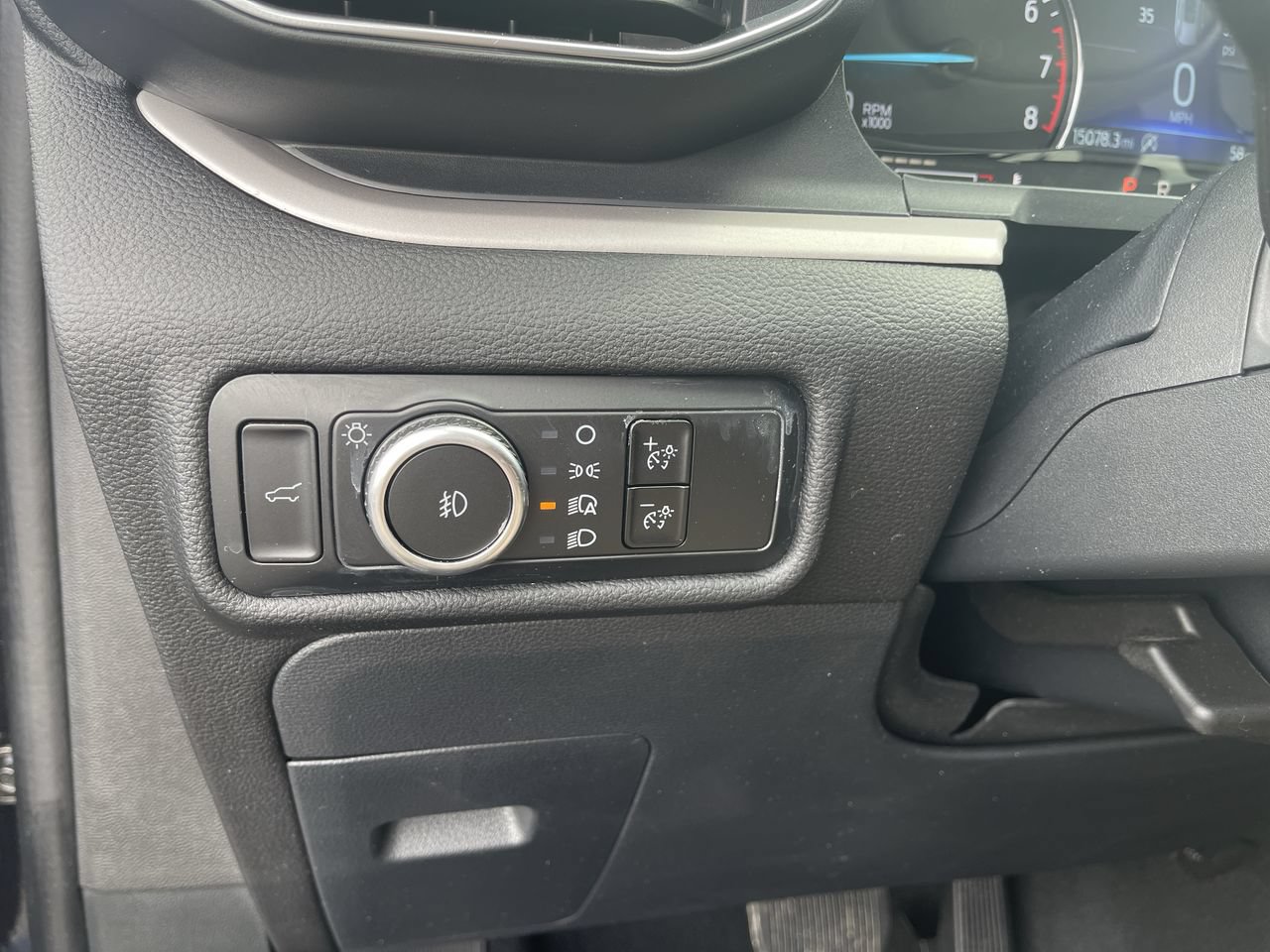 Used 2024 Ford Explorer XLT w/ Equipment Group 202A AWD/4WD image 17