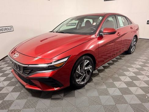 Used 2025 Hyundai Elantra SEL FWD image 2