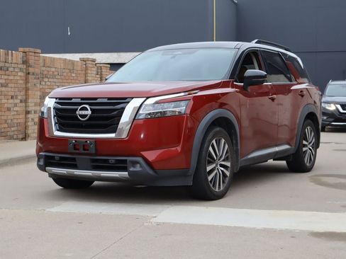 Used 2022 Nissan Pathfinder Platinum FWD image 2