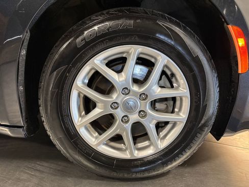 Used 2020 Chrysler Pacifica Touring-L image 12