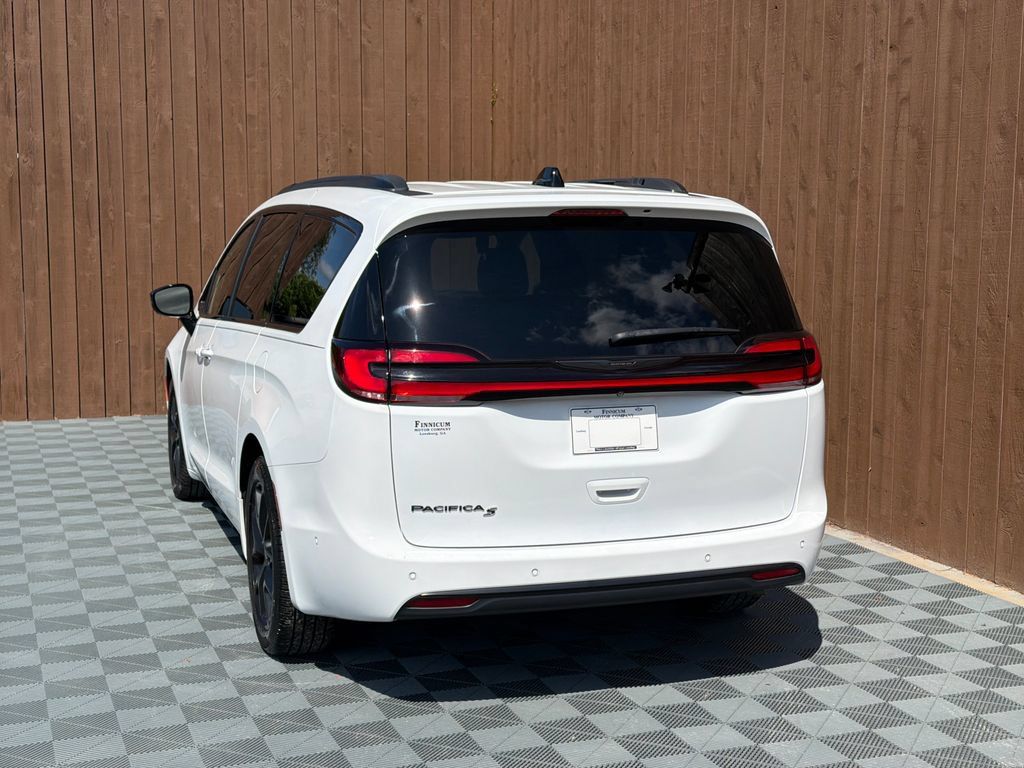 Used 2024 Chrysler Pacifica Touring-L w/ S Appearance Package FWD image 16