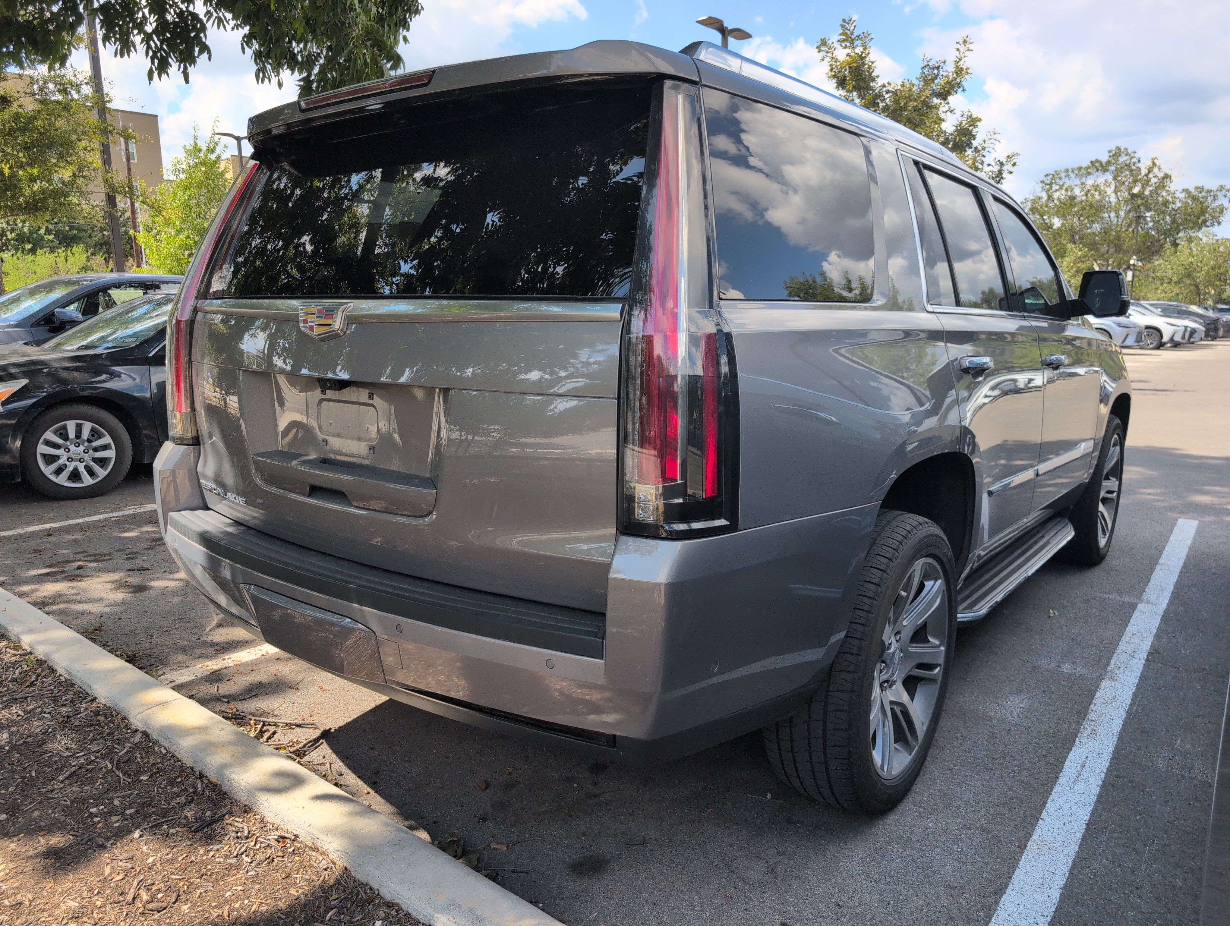 Used 2019 Cadillac Escalade Luxury RWD image 3