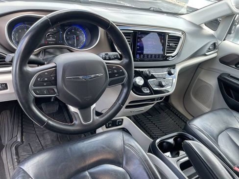 Used 2017 Chrysler Pacifica Touring-L FWD image 9