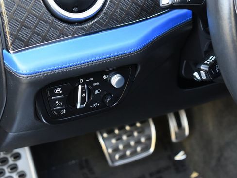 Used 2020 Bentley Bentayga Design Series image 25