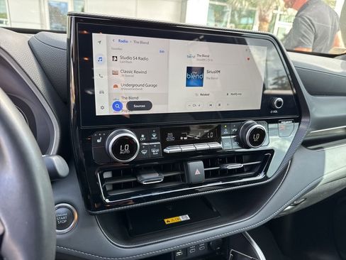 Used 2025 Toyota Highlander XSE image 2