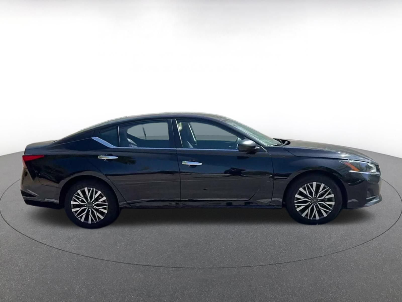Used 2025 Nissan Altima 2.5 SV FWD image 15
