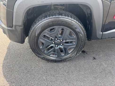 Used 2018 Jeep Renegade Trailhawk w/ UConnect 8.4 Nav Group AWD/4WD image 17