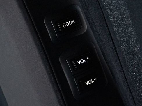 Certified 2025 Rolls-Royce Cullinan Black Badge AWD/4WD image 40