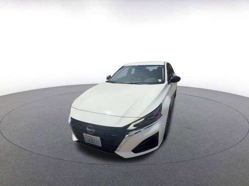 Used 2025 Nissan Altima 2.5 SV FWD image 7