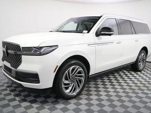 New 2026 Lincoln Navigator L Reserve AWD/4WD image 2