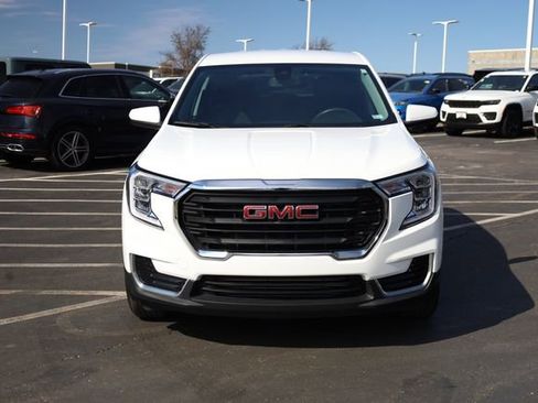 Used 2024 GMC Terrain SLE image 3