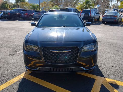 Used 2019 Chrysler 300 Touring w/ Sport Appearance Package image 4
