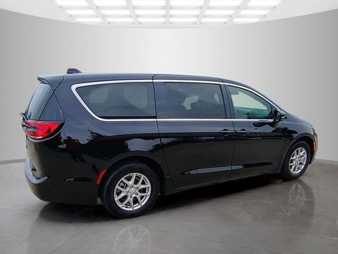 Used 2025 Chrysler Pacifica Select FWD image 8
