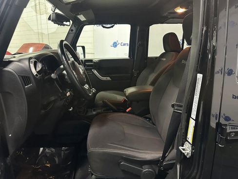 Used 2017 Jeep Wrangler Unlimited Sahara w/ Connectivity Group AWD/4WD image 10