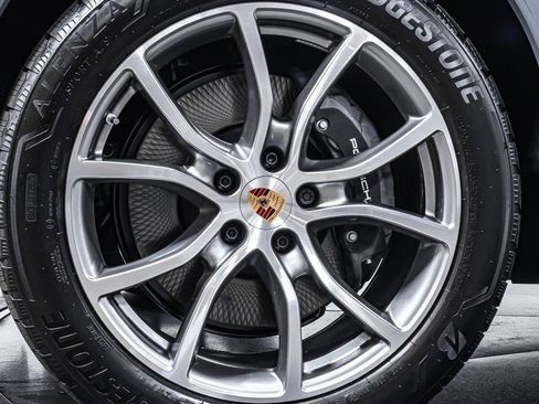 Certified 2025 Porsche Cayenne AWD/4WD image 24