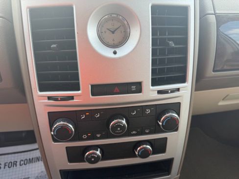 Used 2010 Chrysler Town & Country LX FWD image 22