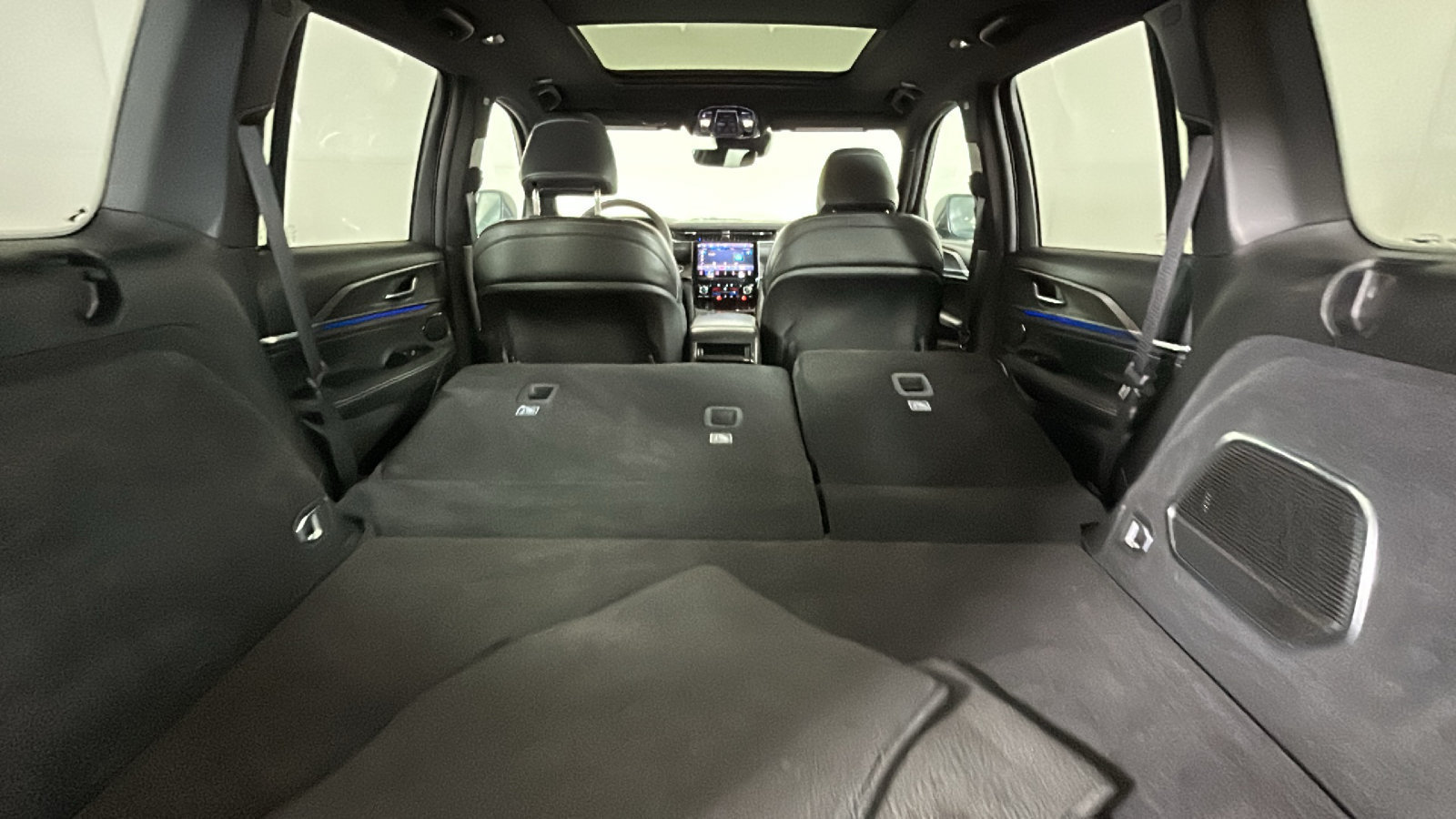 Used 2023 Jeep Grand Cherokee Overland AWD/4WD image 33