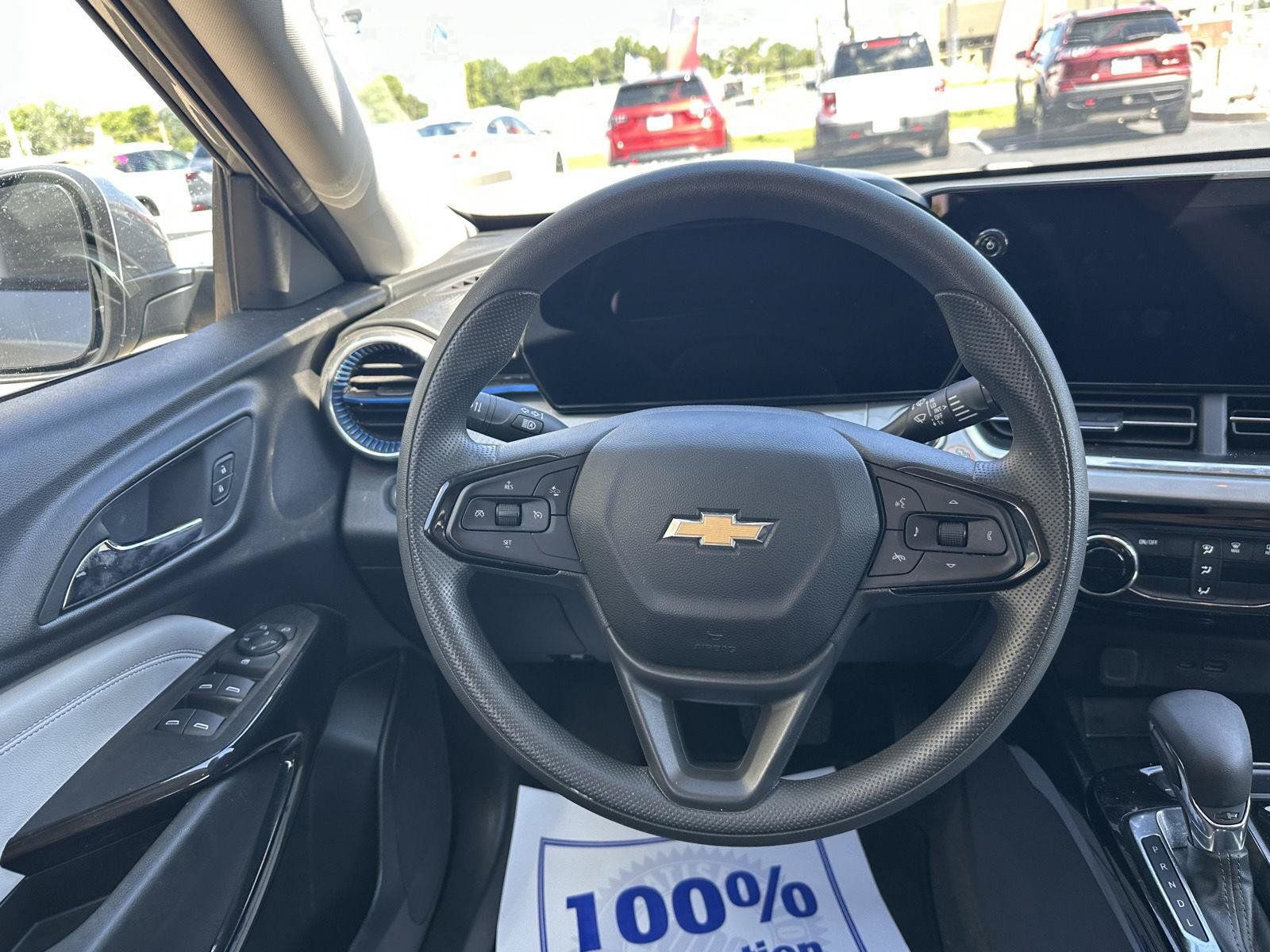 Used 2025 Chevrolet Trax LT FWD image 32