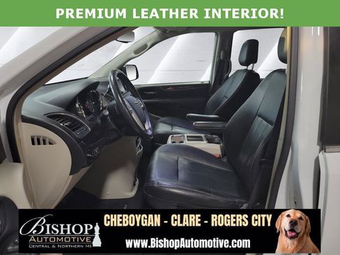 Used 2016 Chrysler Town & Country Touring w/ Driver Convenience Group image 9