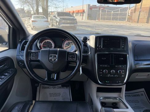 Used 2019 Dodge Grand Caravan SXT image 17