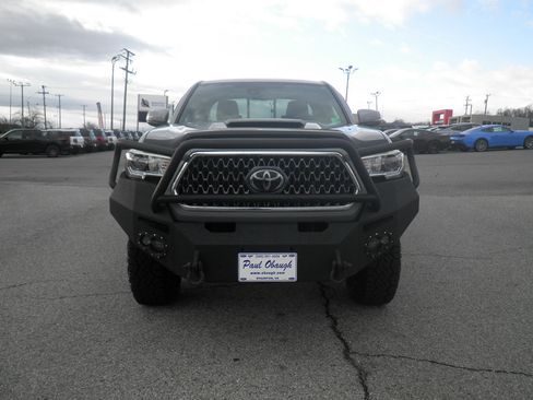 Used 2018 Toyota Tacoma TRD Sport image 2