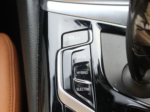 Used 2021 BMW 530e w/ Premium Package image 38