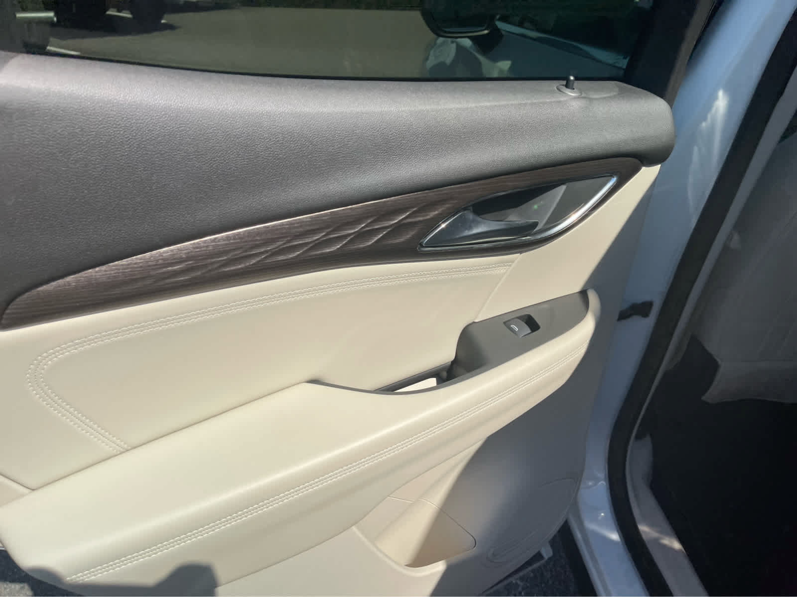 Used 2022 Buick Envision Avenir w/ Technology Package II FWD image 20