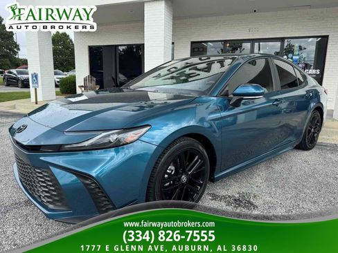 Used 2025 Toyota Camry SE FWD image 2