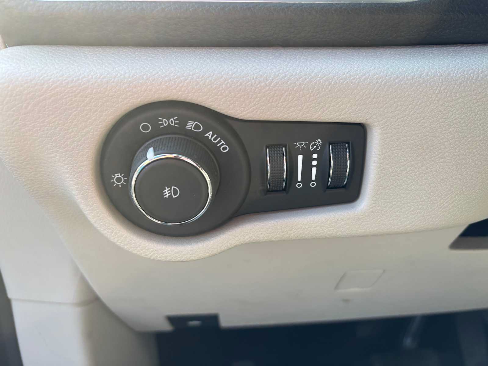 Used 2020 Chrysler Pacifica Limited w/ Advanced Safetytec Group FWD image 24