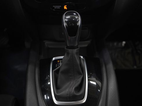 Used 2018 Nissan Rogue SV w/ Sun & Sound Touring Package image 19