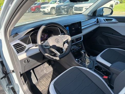 New 2026 Volkswagen Taos SE FWD image 4