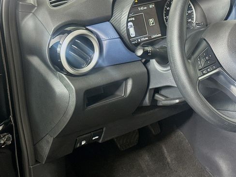 Used 2025 Nissan Versa SV FWD image 17