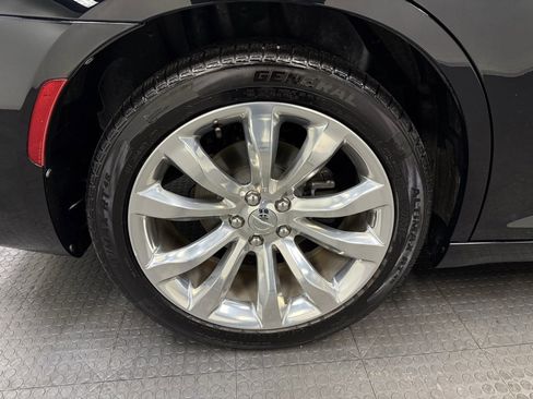 Used 2018 Chrysler 300 Touring L image 12