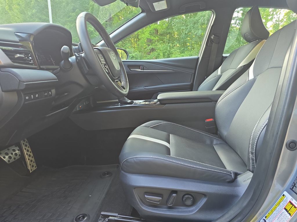 Used 2026 Toyota Camry SE FWD image 14