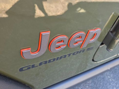 Used 2024 Jeep Gladiator Mojave w/ Safety Group AWD/4WD image 18