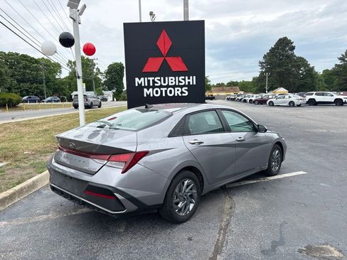 Used 2025 Hyundai Elantra Hybrid FWD image 3