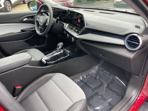 Used 2025 Chevrolet Trax LT FWD image 23