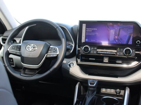 Used 2023 Toyota Highlander XLE FWD image 25