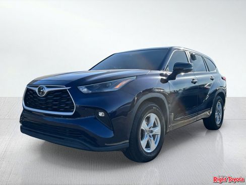 Used 2023 Toyota Highlander LE FWD image 2