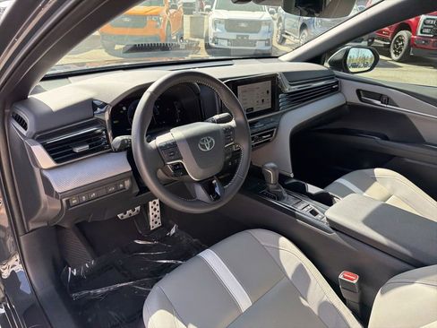 Used 2025 Toyota Camry SE image 11