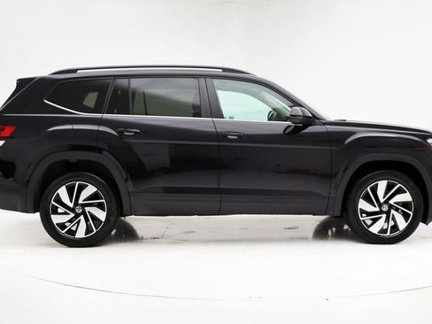Used 2024 Volkswagen Atlas SE image 3