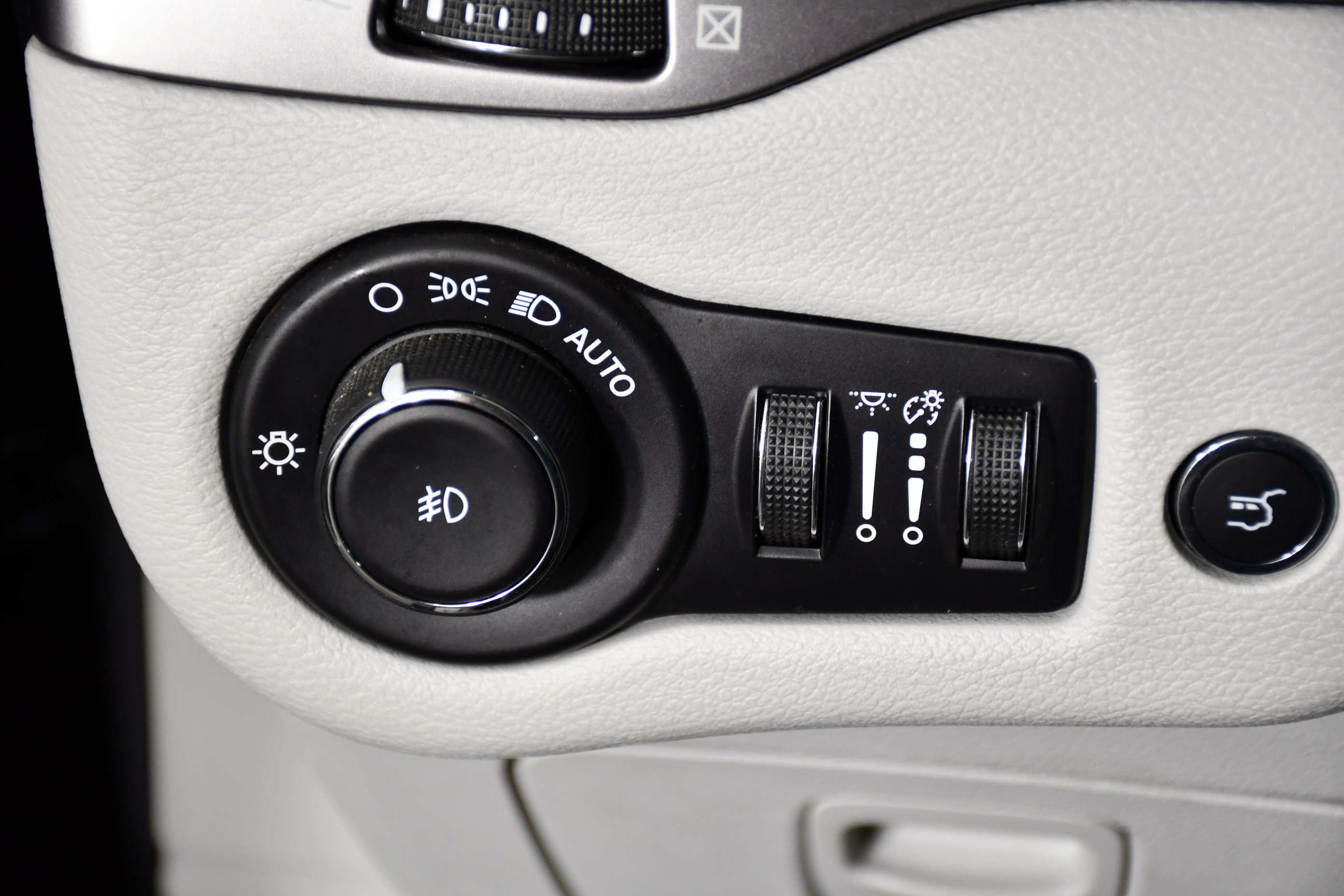 Used 2020 Jeep Cherokee Limited AWD/4WD image 35