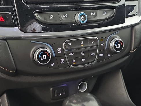 Used 2021 Chevrolet Traverse LT FWD image 22