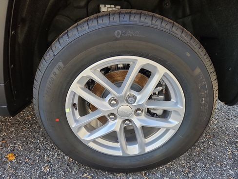 New 2025 Jeep Grand Cherokee Laredo X w/ Luxury Tech Group I image 5